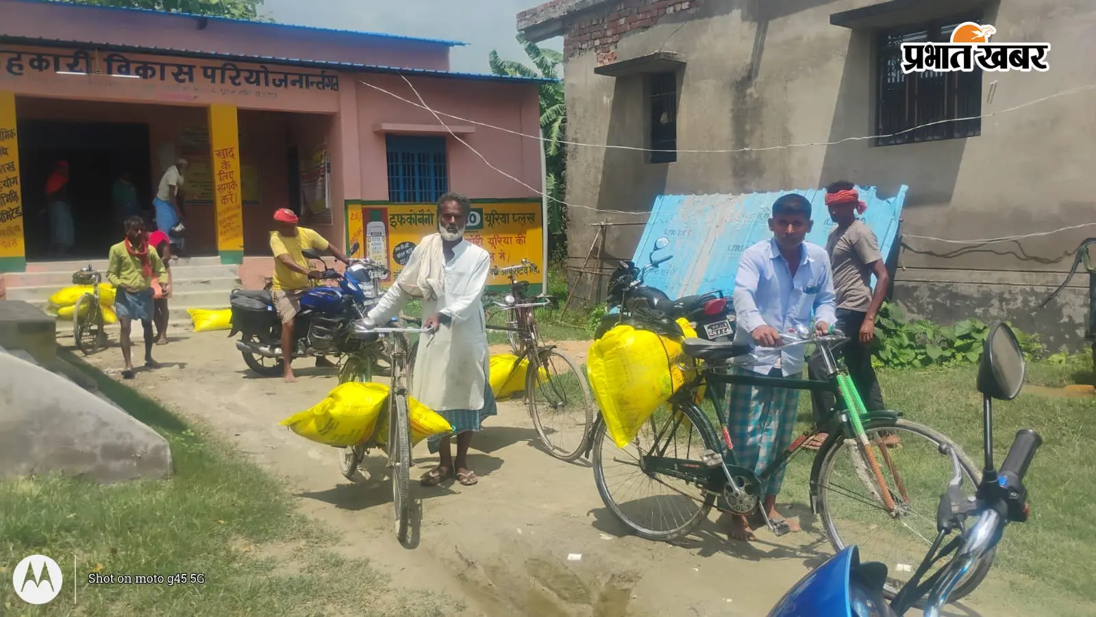 नवलपुर पैक्स में किसानों के बीच खाद वितरण शुरू, खेती के मौसम में मिली राहत