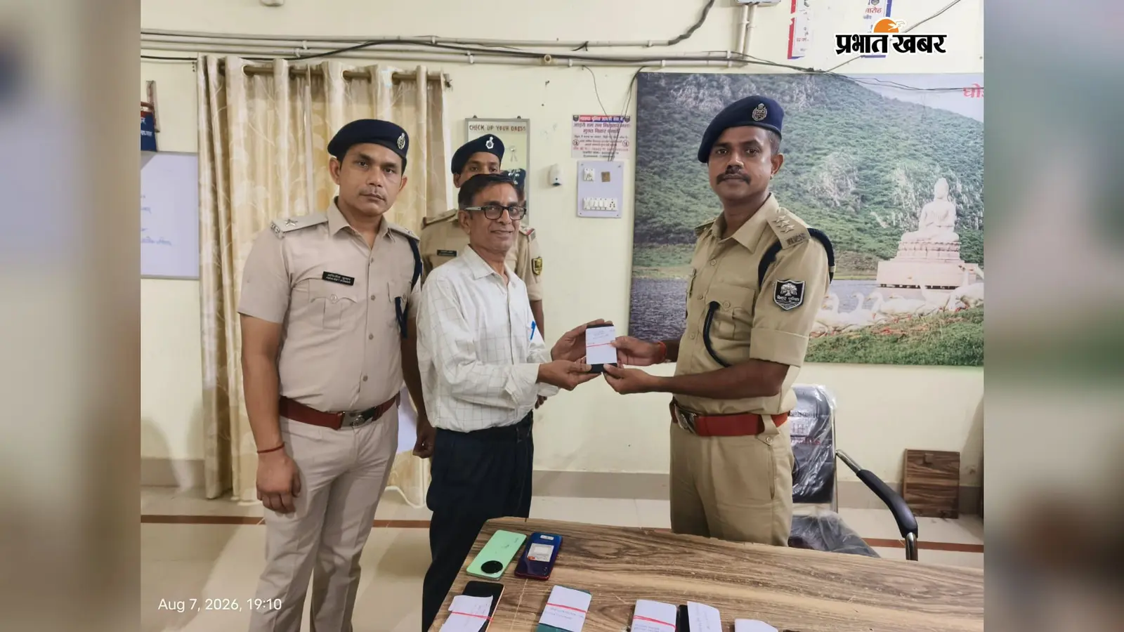 राजगीर में ऑपरेशन मुस्कान सफल, तकनीकी जांच से 11 मोबाइल बरामद कर मालिकों को लौटाए