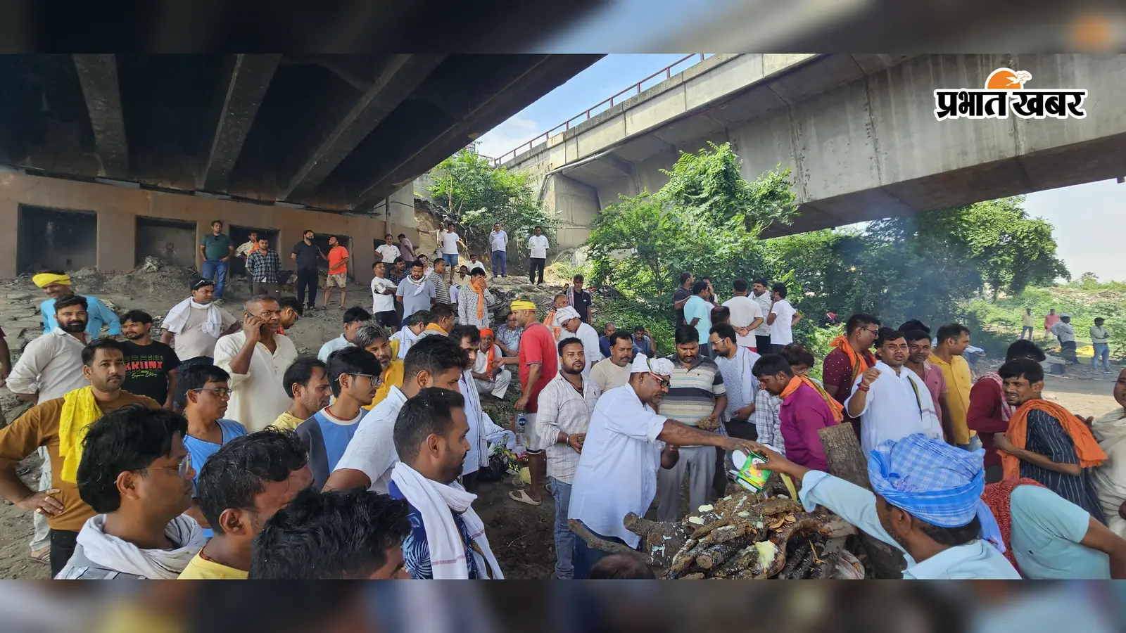 लोजपा नेता रिंकू सोनी की मां प्रमिला देवी का निधन, रोहतास में अंतिम संस्कार में उमड़ा भीड़