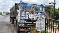 बासुकिनाथ मोड़ पर नींद की झपकी से अनियंत्रित हुआ हाइवा, डिवाइडर पर चढ़ा; चालक-उपचालक सुरक्षित
