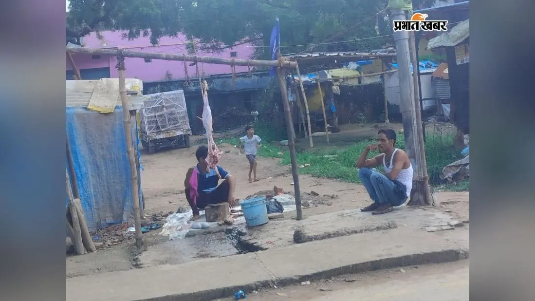 गोपालगंज : सावन में मंदिर मार्ग पर खुले में मांस बिक्री का आरोप, कटेया बाजार में सड़क किनारे कट रहे मुर्गे-बकरे, कार्रवाई की मांग