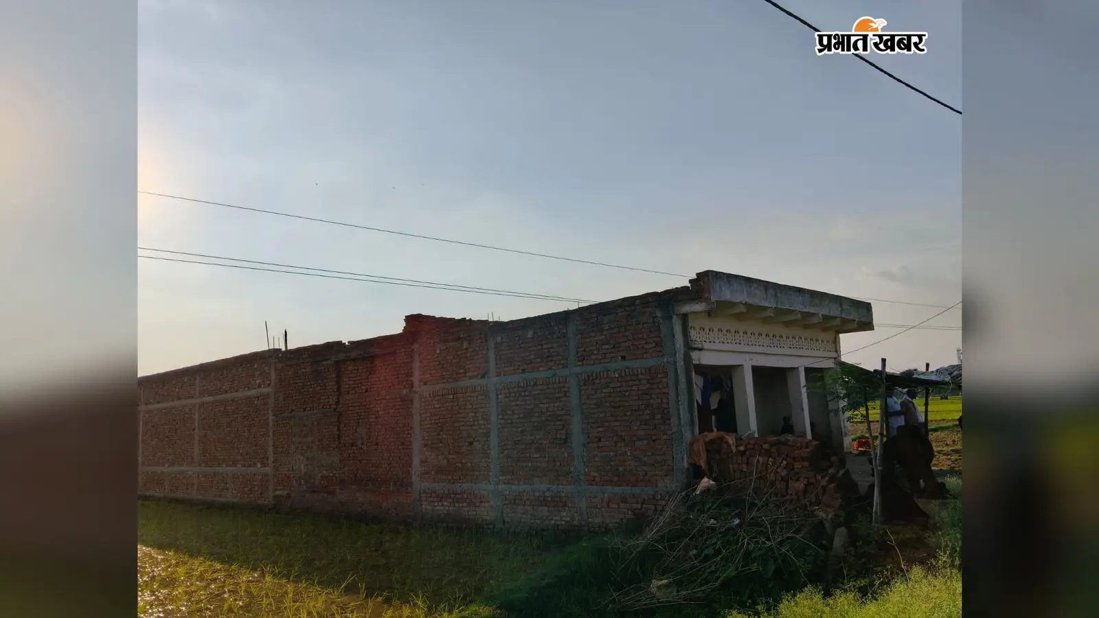बक्सर: राजपुर के मंगरॉव में छतों के ऊपर हाईटेंशन तार, ग्रामीणों को सता रहा हादसे का डर