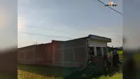 बक्सर: राजपुर के मंगरॉव में छतों के ऊपर हाईटेंशन तार, ग्रामीणों को सता रहा हादसे का डर