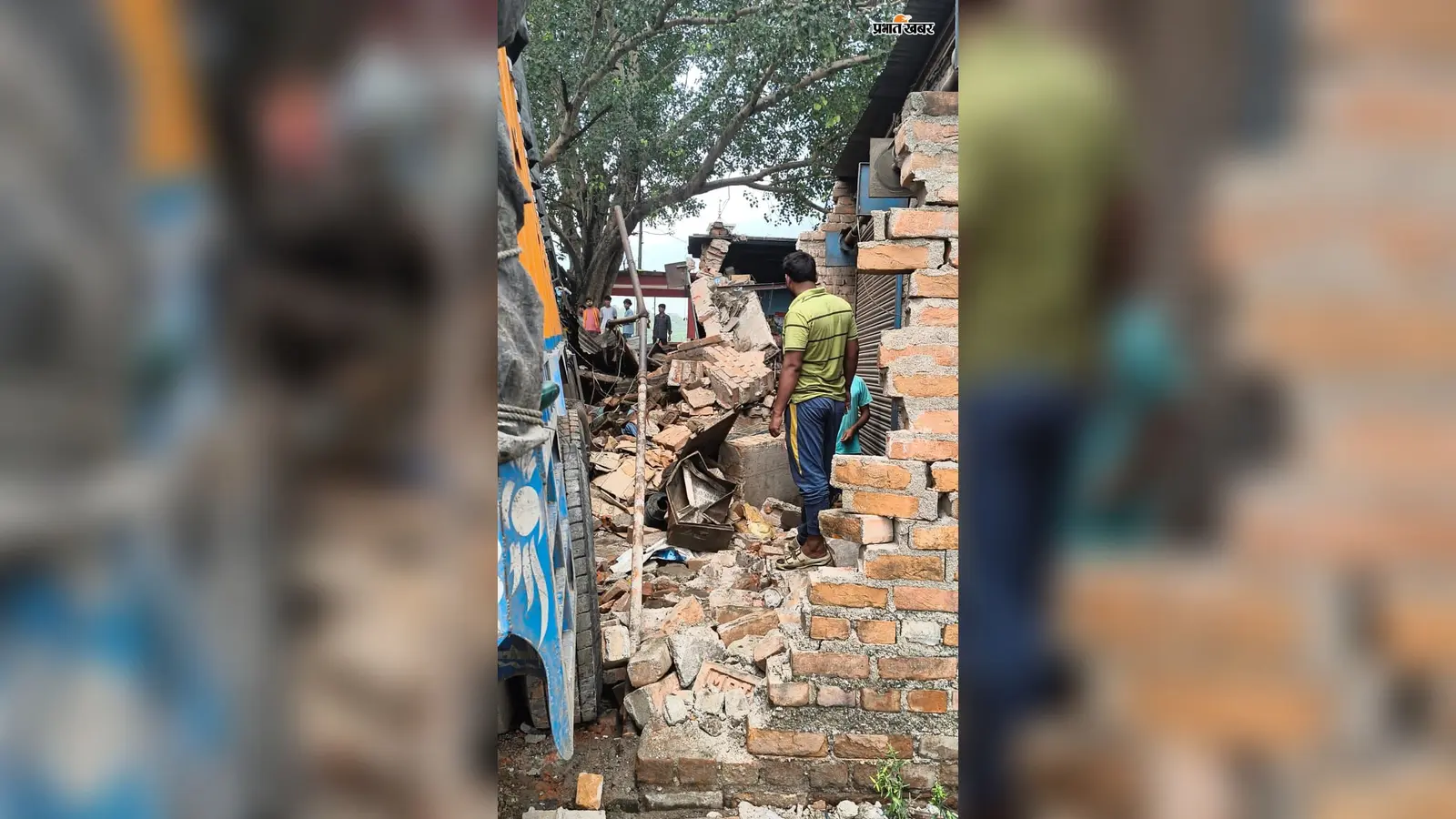 अनियंत्रित ट्रक ने दो दुकानों को किया ध्वस्त, एक व्यक्ति गंभीर