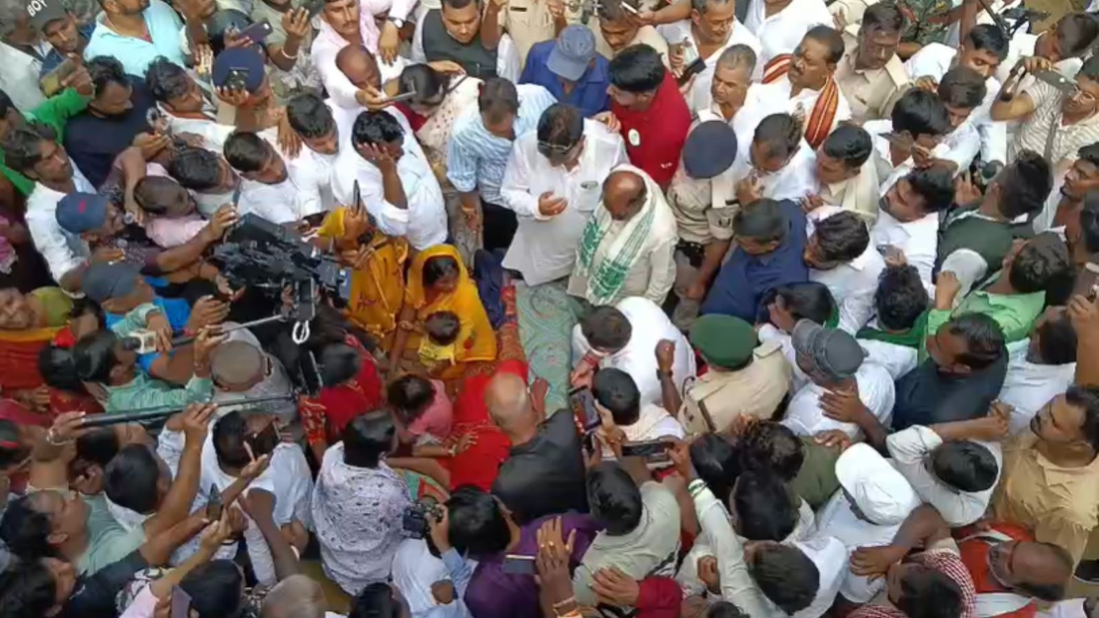 तेजस्वी यादव ने पीड़ित परिवार को सांत्वना दी.