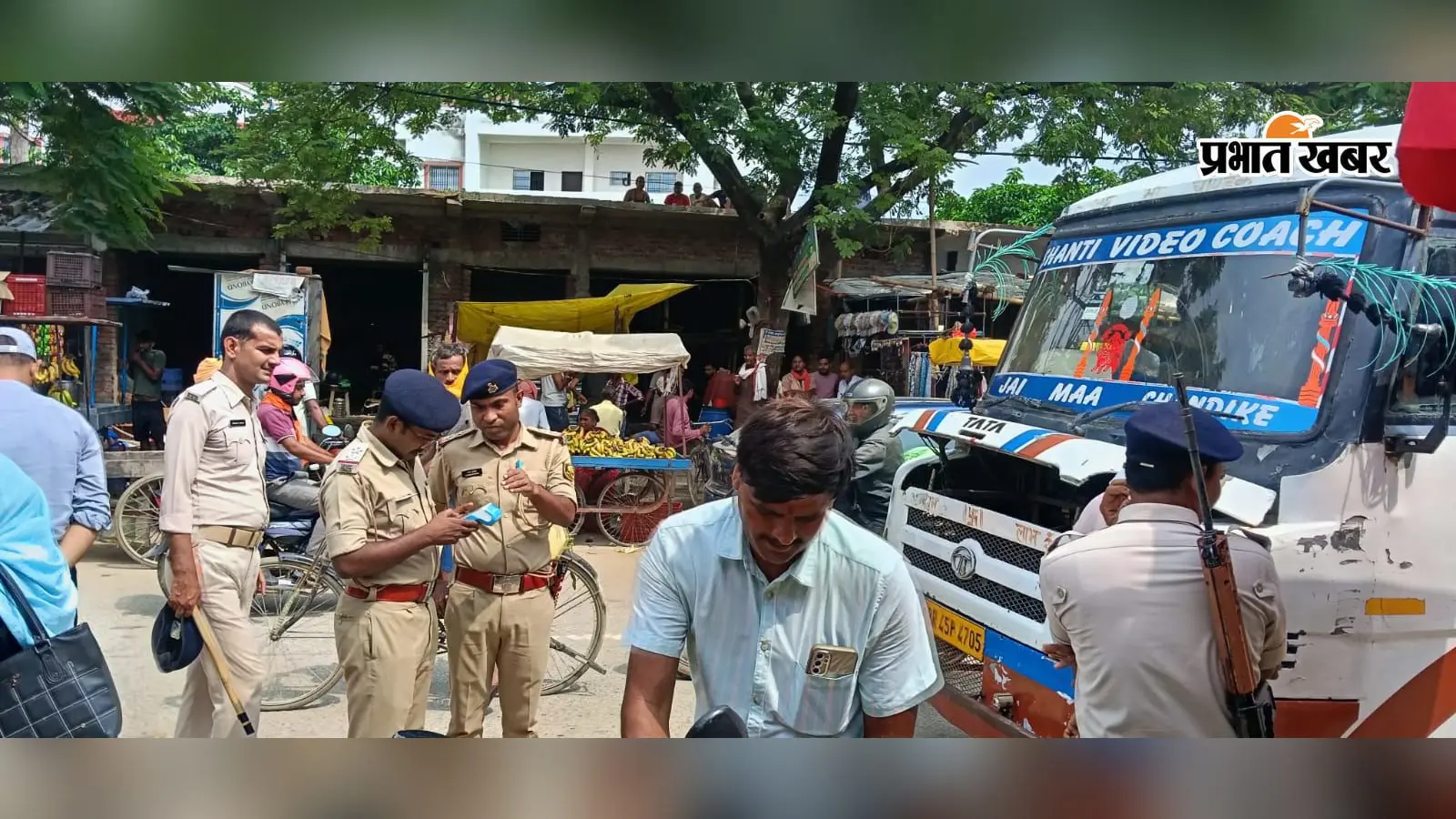कैमूर: रामगढ़ में ट्रैफिक नियम तोड़ने वालों पर चला प्रशासन का डंडा, 8 वाहनों से वसूला गया जुर्माना