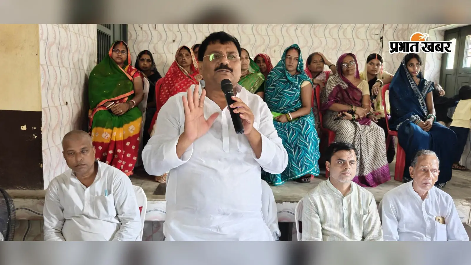 वैशाली: महनार जनसुनवाई में उमड़ी फरियादियों की भीड़, विधायक उमेश सिंह कुशवाहा ने सुनी लोगों की समस्याएं