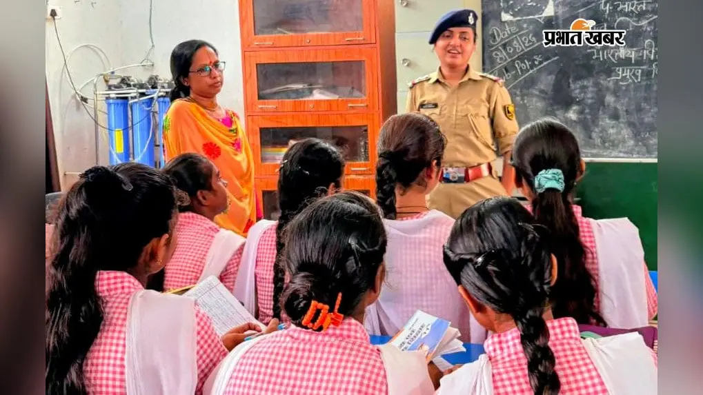 बक्सर: चौसा में छात्राओं को मिला सुरक्षा का पाठ, पुलिस ने कहा- गलत हरकत सहना समाधान नहीं