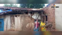 बारिश में ढहा दिव्यांग सुरेंद्र तुरी का फूस का घर, पत्नी और तीन बच्चों के साथ दूसरे के घर में शरण