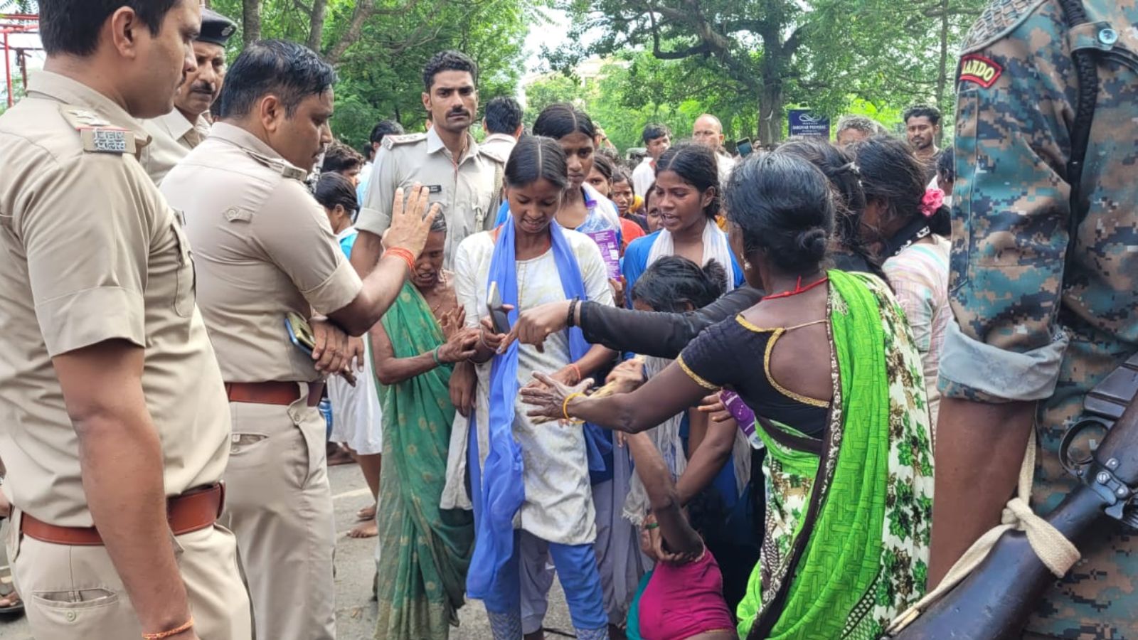 परिजनों को समझाती पुलिस 