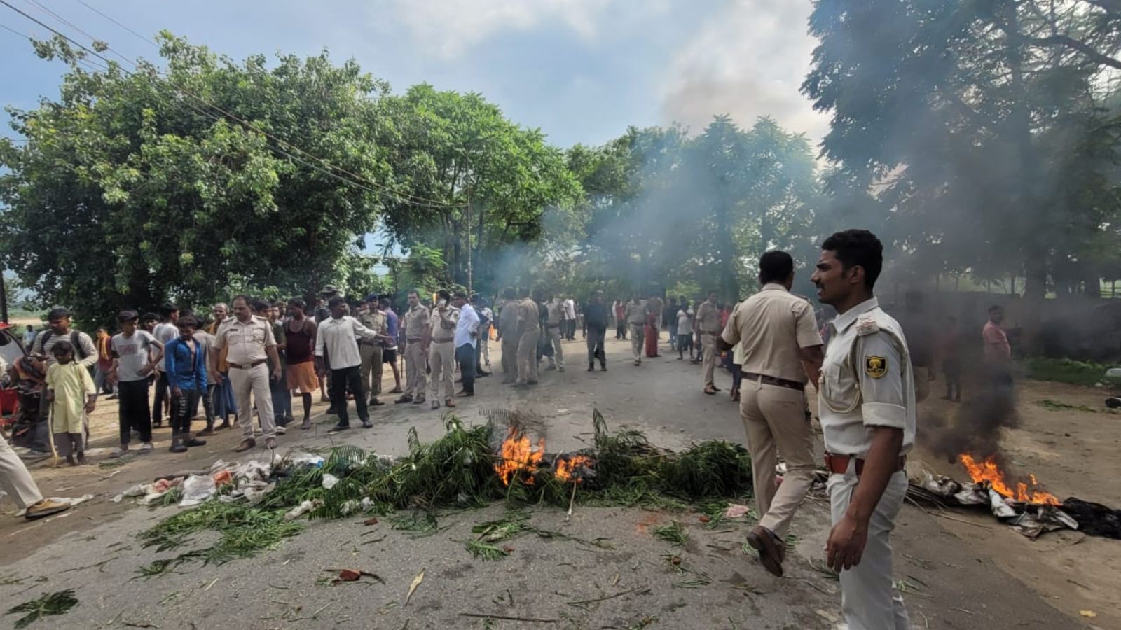 निरंजना नदी में युवक के डूबने के बाद लोगों ने सड़क जाम कर की आगजनी