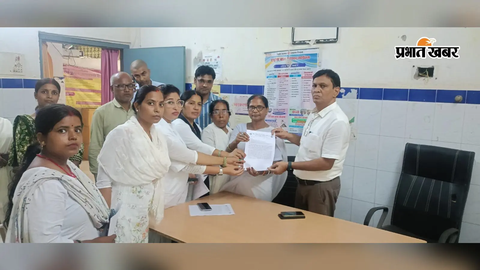 बक्सर: डुमरांव में स्वास्थ्य कर्मियों का प्रदर्शन, बायोमेट्रिक हाजिरी का आदेश रद्द करने की मांग