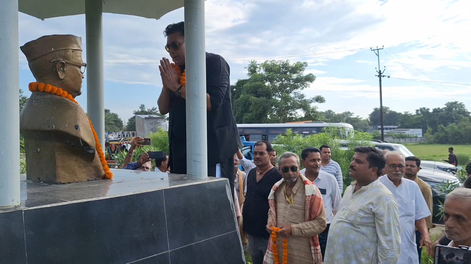डॉ. विमोहन कुमार ने श्रीकृष्ण सिंह की प्रतिमा पर माल्यार्पण किया