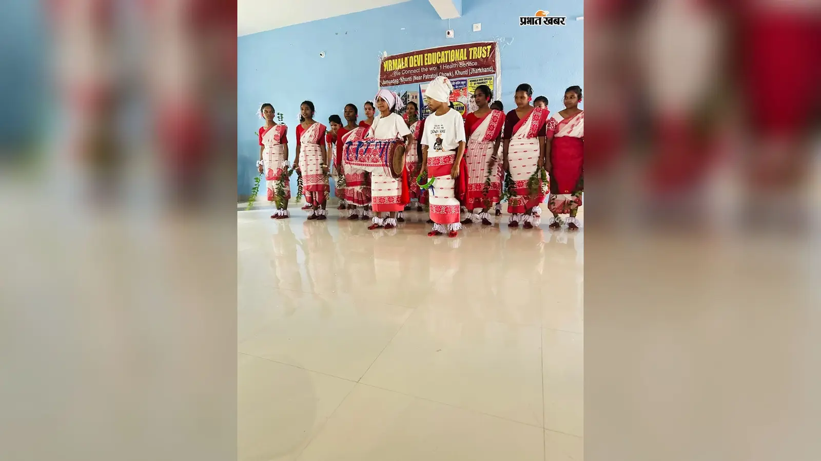 खूंटी में विश्व आदिवासी दिवस पर छात्राओं ने बिखेरा संस्कृति का रंग, संरक्षण का लिया संकल्प