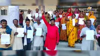 साहब! बाढ़ आ गई है, आशियाने के लिए प्लास्टिक चाहिए’, बाढ़ के बीच पन्नी के लिए अंचल कार्यालय पहुंचीं महादलित महिलाएं