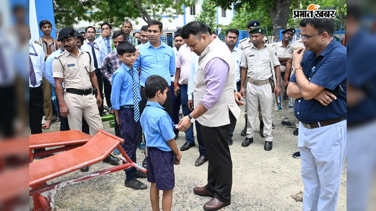 हथुआ के अंबेडकर विद्यालय का डीएम ने किया निरीक्षण, बच्चों से सीधे बात कर पढ़ाई और भोजन की ली जानकारी