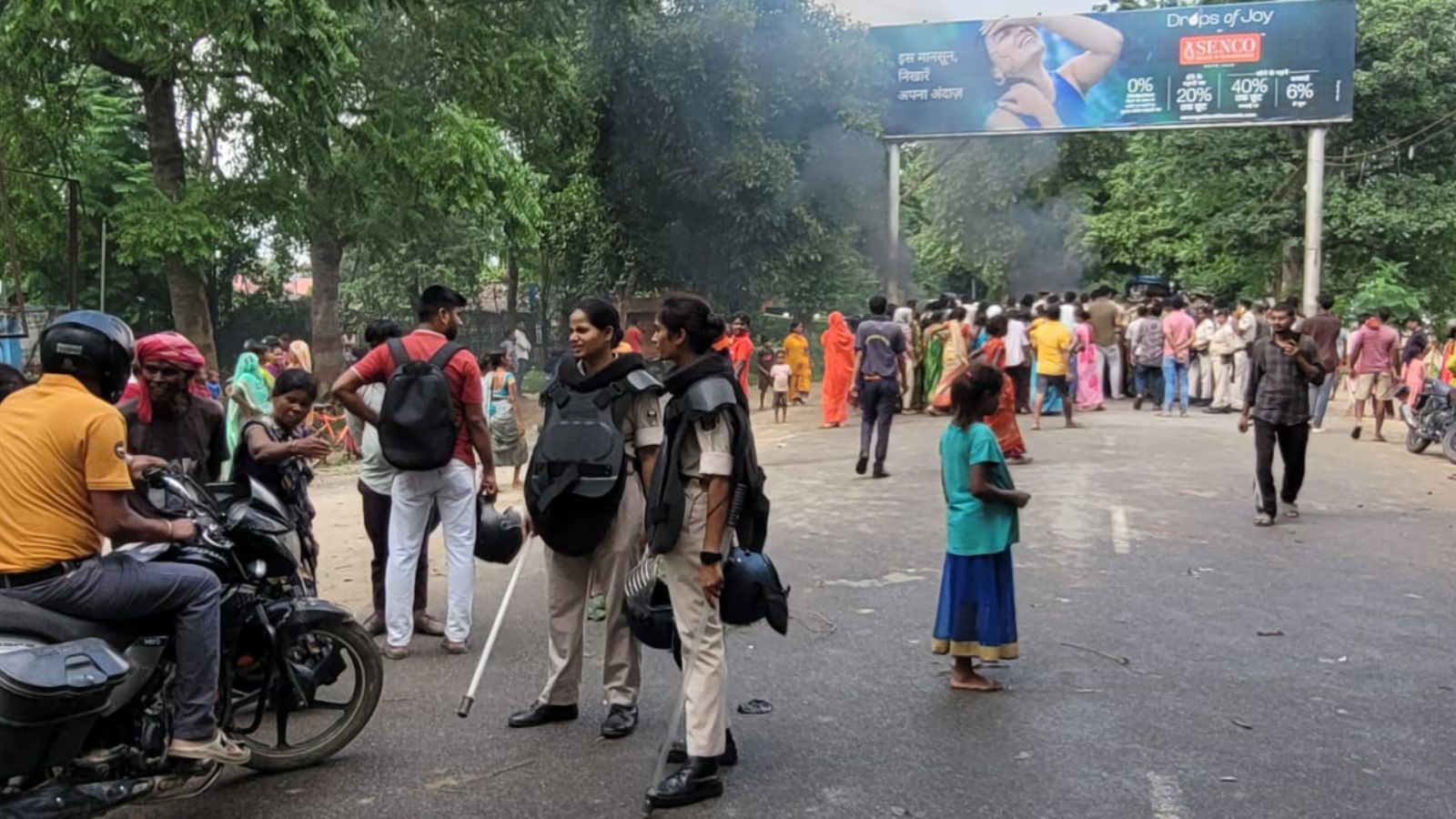 रिवर साइड रोड पर जमा लोगों की भीड़