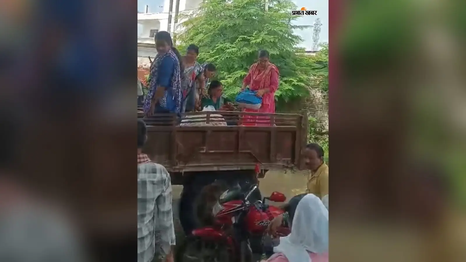 बक्सर में ट्रैक्टर से स्कूल पहुंच रहे शिक्षक, पानी में डूबी नदांव की सड़क; पढ़ाई पर भी मंडराया संकट