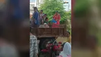 बक्सर में ट्रैक्टर से स्कूल पहुंच रहे शिक्षक, पानी में डूबी नदांव की सड़क; पढ़ाई पर भी मंडराया संकट