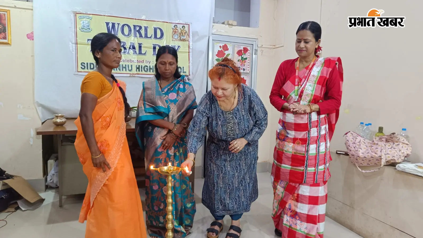 दुमका के सिदो-कान्हू स्कूल में विश्व आदिवासी दिवस की धूम, पारंपरिक नृत्य-गीतों ने मोहा मन