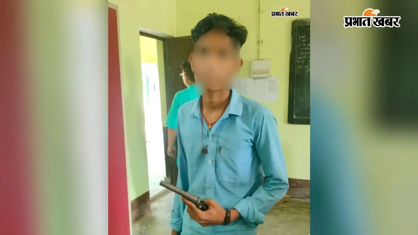 बेगूसराय के पीएम श्री किसान प्लस टू विद्यालय में देसी कट्टा लेकर पहुंचे दो छात्र, हिरासत में