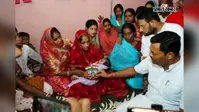 वैशाली: राजापाकर पहुंचे मंत्री लखेन्द्र पासवान, दिवंगत CRPF जवान पिंटु कुमार के परिजनों से की मुलाकात