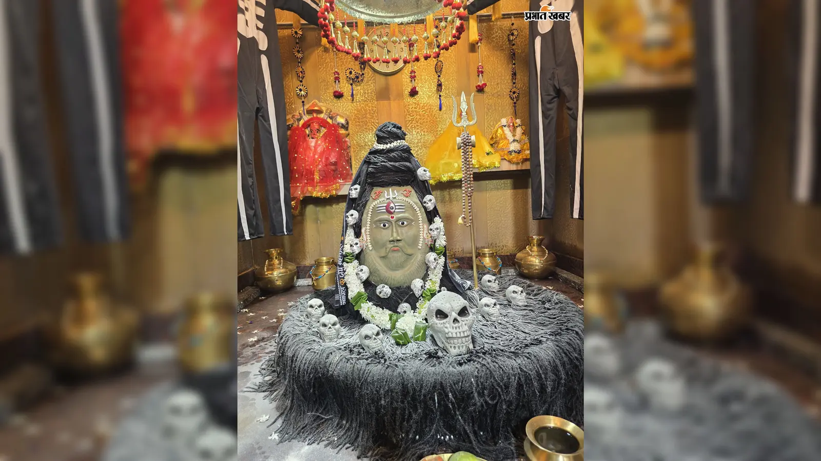 Mirganj Aughardani Temple : सावन के पावन माह में गोपालगंज के मीरगंज स्थित औघड़दानी मंदिर में भगवान शिव का विशेष श्रृंगार किया गया. बाबा औघड़दानी को उज्जैन के महाकाल के भस्म आरती स्वरूप में सजाया गया. बाबा के इस विशेष रूप के दर्शन के लिए बड़ी संख्या में श्रद्धालु मंदिर पहुंचे. मंदिर परिसर पूरे दिन हर-हर महादेव और बोल बम के जयघोष से गूंजता रहा.
