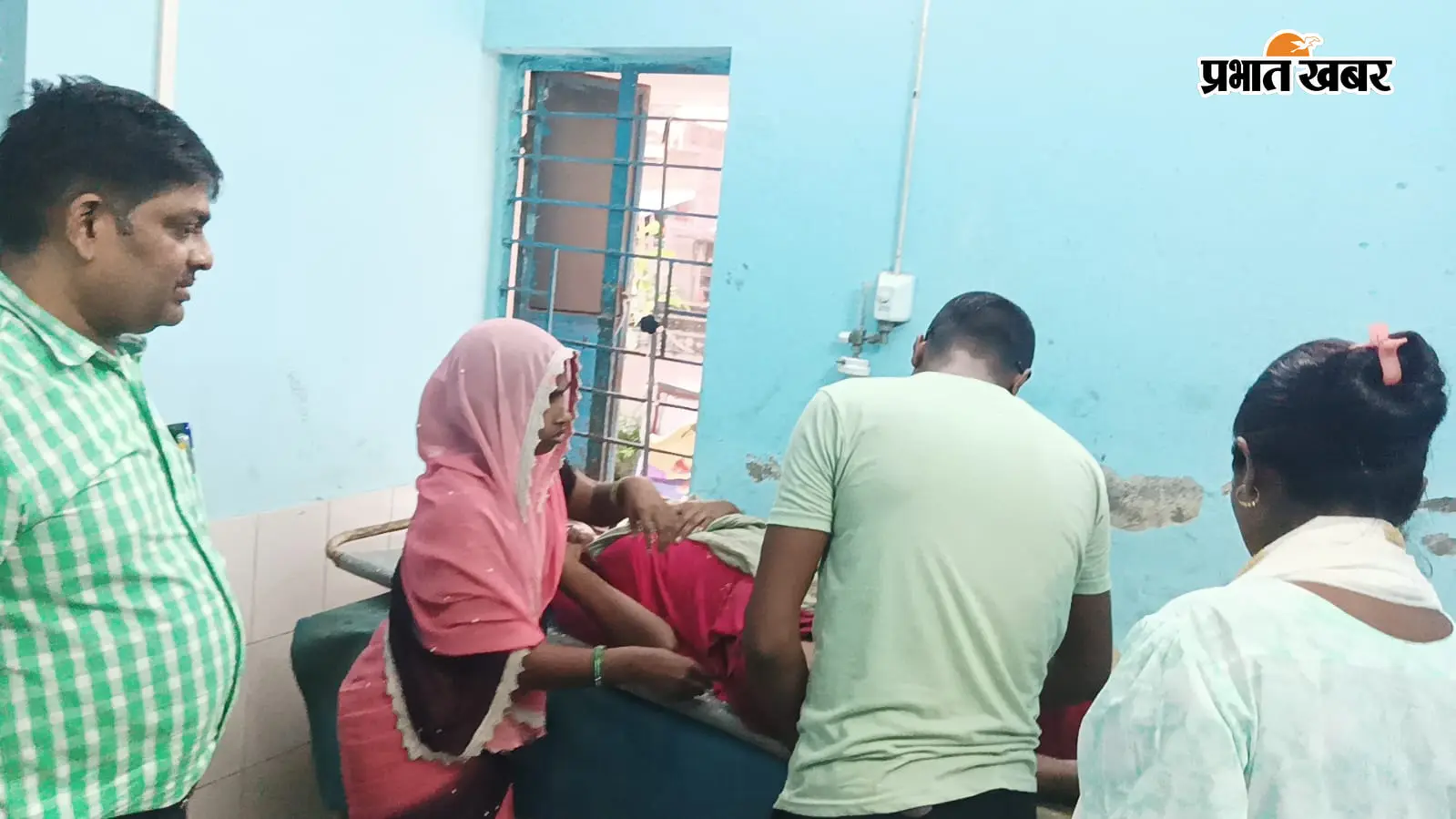 बेलदौर में चारा काटने गयी 18 वर्षीय किशोरी से कथित मारपीट, पैर में गंभीर फ्रैक्चर; सदर अस्पताल रेफर