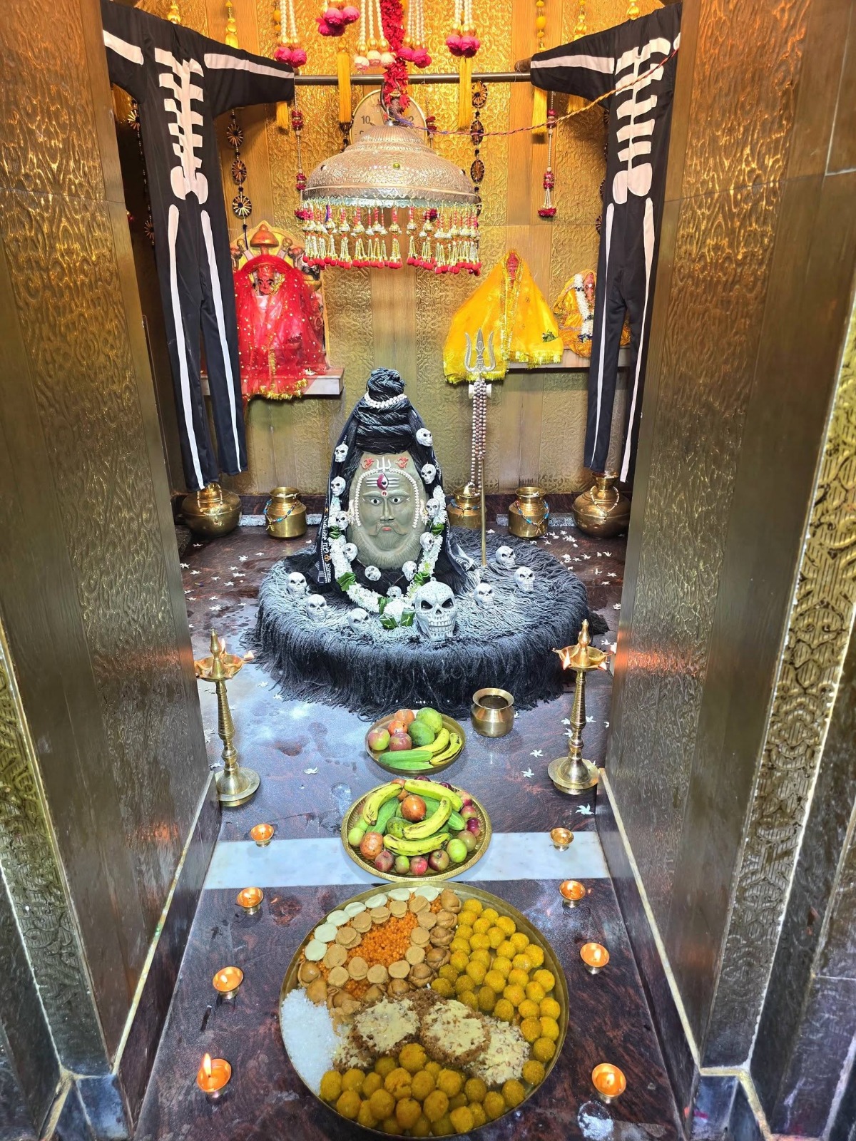सावन के अवसर पर मीरगंज के औघड़दानी मंदिर में भगवान शिव का विशेष श्रृंगार किया गया. बाबा औघड़दानी को उज्जैन के महाकाल की भस्म आरती के स्वरूप में सजाया गया. बाबा का यह स्वरूप श्रद्धालुओं के लिए आकर्षण का केंद्र बना रहा.