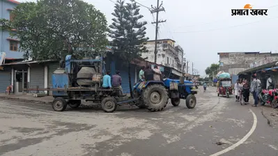 ट्रैक्टर-ट्रॉली पर ढलाई मशीन के साथ जान जोखिम में डालकर सफर कर रहे मजदूर, मई के हादसे से भी नहीं लिया सबक