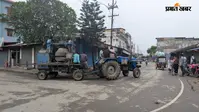 ट्रैक्टर-ट्रॉली पर ढलाई मशीन के साथ जान जोखिम में डालकर सफर कर रहे मजदूर, मई के हादसे से भी नहीं लिया सबक