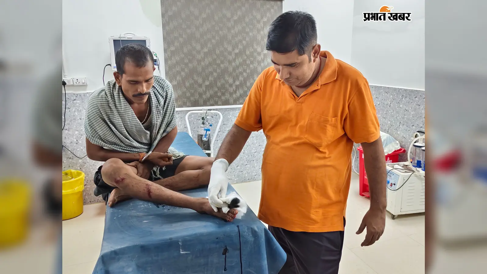 कटोरिया-देवघर मार्ग पर अनियंत्रित पिकअप ने बाइक में मारी टक्कर, दो अगरबत्ती विक्रेता गंभीर रूप से घायल