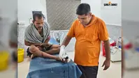 कटोरिया-देवघर मार्ग पर अनियंत्रित पिकअप ने बाइक में मारी टक्कर, दो अगरबत्ती विक्रेता गंभीर रूप से घायल