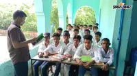 टेढ़ागाछ के उच्चतर माध्यमिक विद्यालय फ़ाराबाड़ी में भवन का अकाल, 255 छात्र बरामदे में पढ़ने को मजबूर