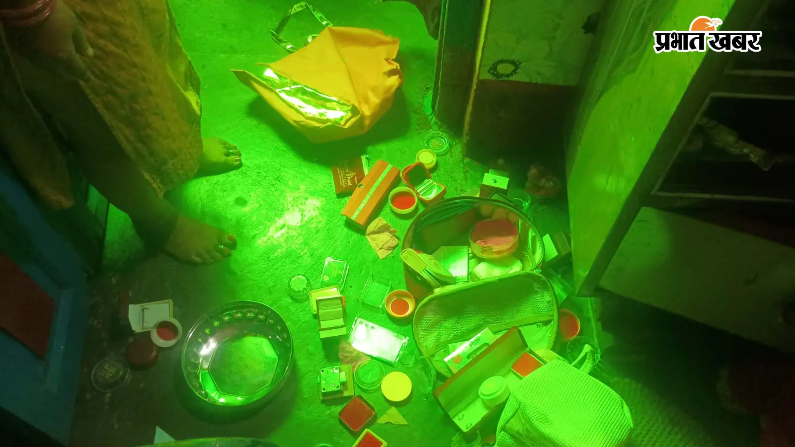श्राद्ध में गांव गया था परिवार, तभी घर से 15 लाख के गहने व नकद ले उड़े चोर