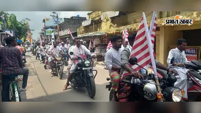 लाल-हरा पाड़ साड़ी, पारंपरिक धोती और हाथों में जागरूकता का संदेश...