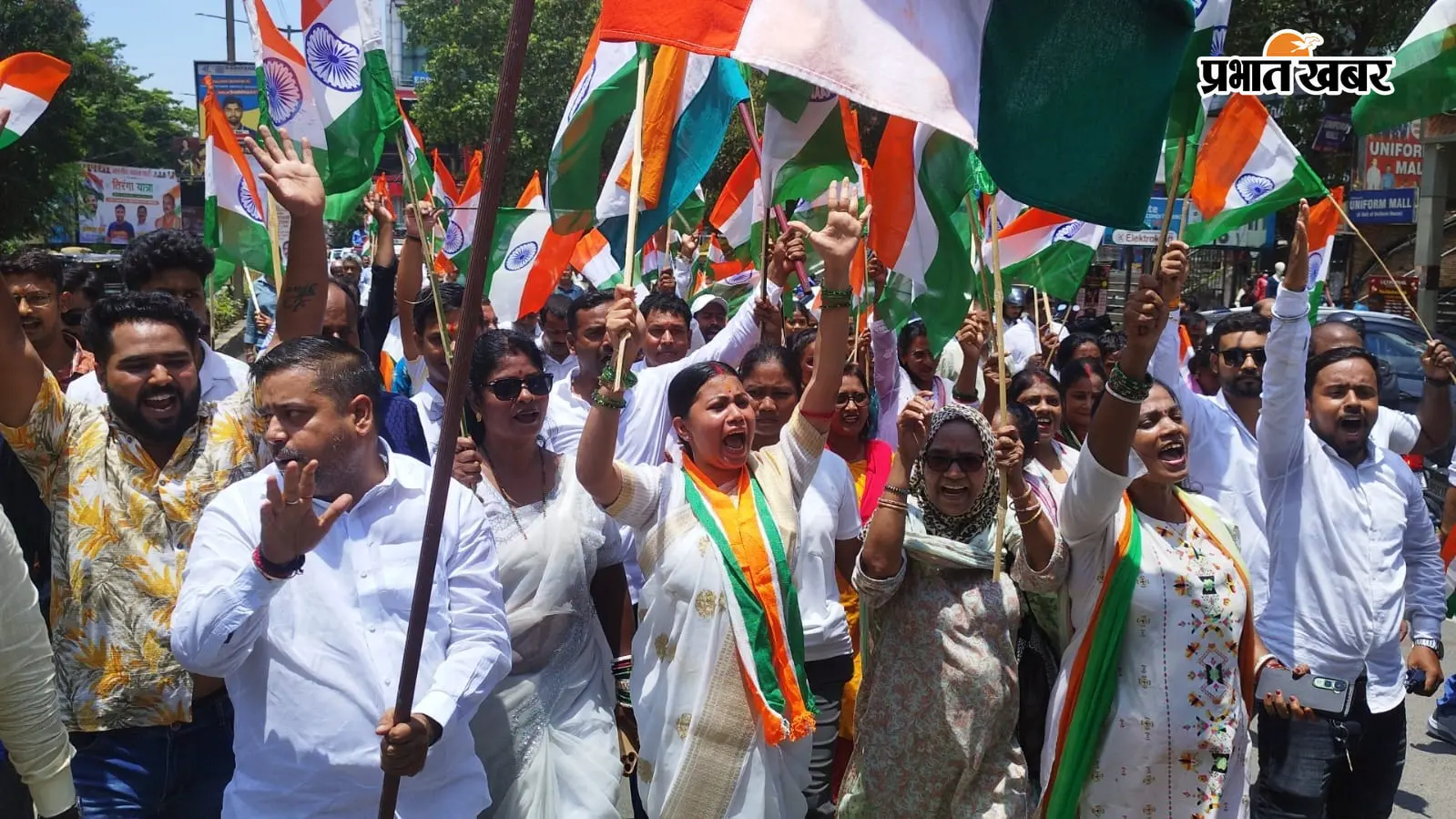 तिरंगे के रंग में रंगा साकची, ‘भारत माता की जय’ से गूंजा शहर
