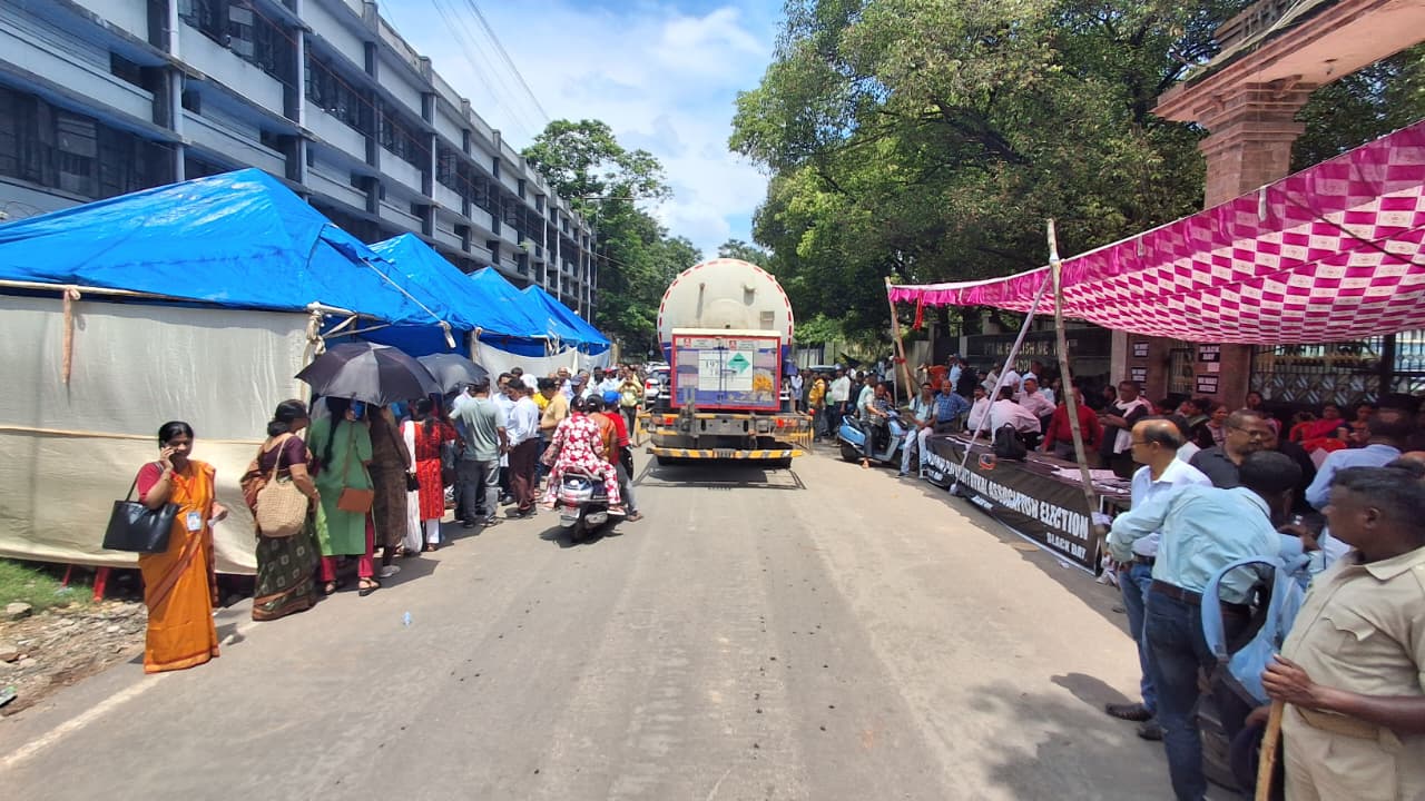 टेंट लगाकर गेट बंद कर धरना पर बैठे विपक्ष.