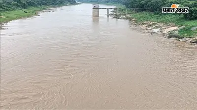 लगातार बारिश से दामोदर नदी का जलस्तर बढ़ा, खेतों में घुसा पानी