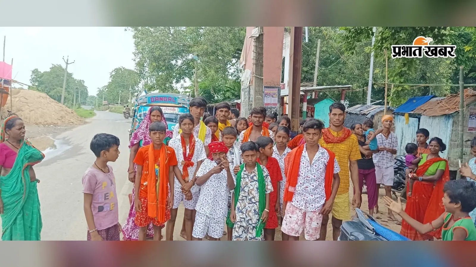 हर-हर महादेव के जयघोष से गूंजा बेलदौर, दूसरी सोमवारी पर बाबा फुलेश्वर नाथ के लिए डाक कांवरियों का जत्था रवाना