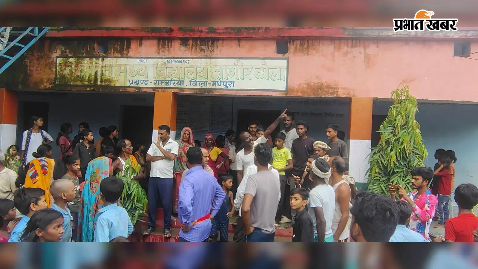 मिड-डे मील खाने के बाद 60 बच्चे बीमार, रसोइया बर्खास्त और हेडमास्टर से शोकॉज के बाद उठे बड़े सवाल