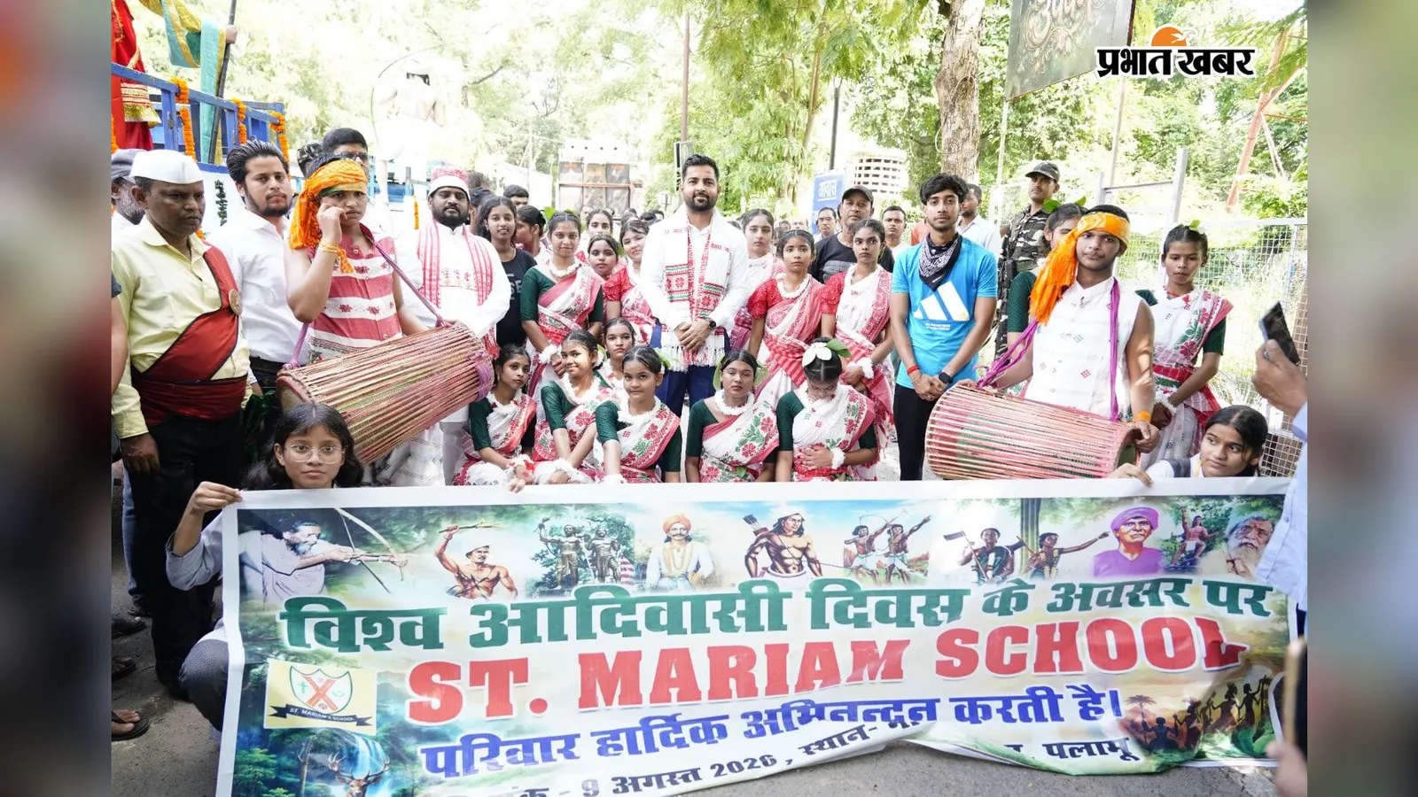 पलामू विश्व आदिवासी दिवस पर निकली प्रभात फेरी, झांकियों ने मोहा लोगों का मन