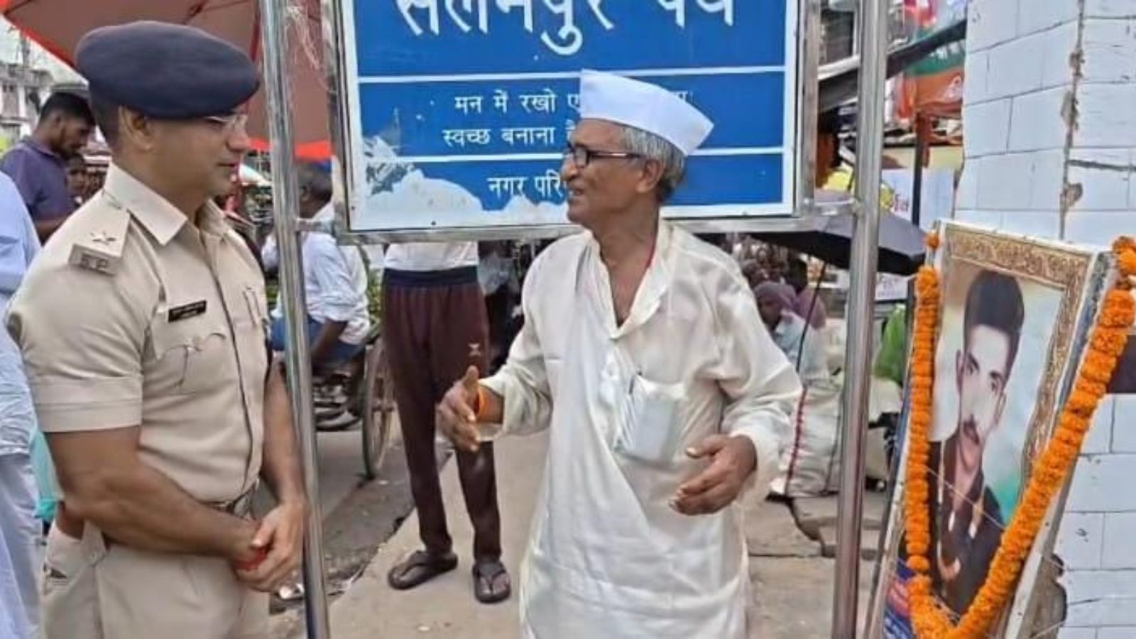 शाहिद की तस्वीर पर पुष्पांजलि करते सूर्यगढ़ा थानाध्यक्ष रोहित कुमार सिंह.