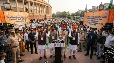 विश्व आदिवासी दिवस पर पारंपरिक परिधान में दिखे अधिकारी, संस्कृति और विरासत के संरक्षण का संकल्प