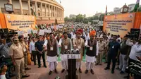 विश्व आदिवासी दिवस पर पारंपरिक परिधान में दिखे अधिकारी, संस्कृति और विरासत के संरक्षण का संकल्प
