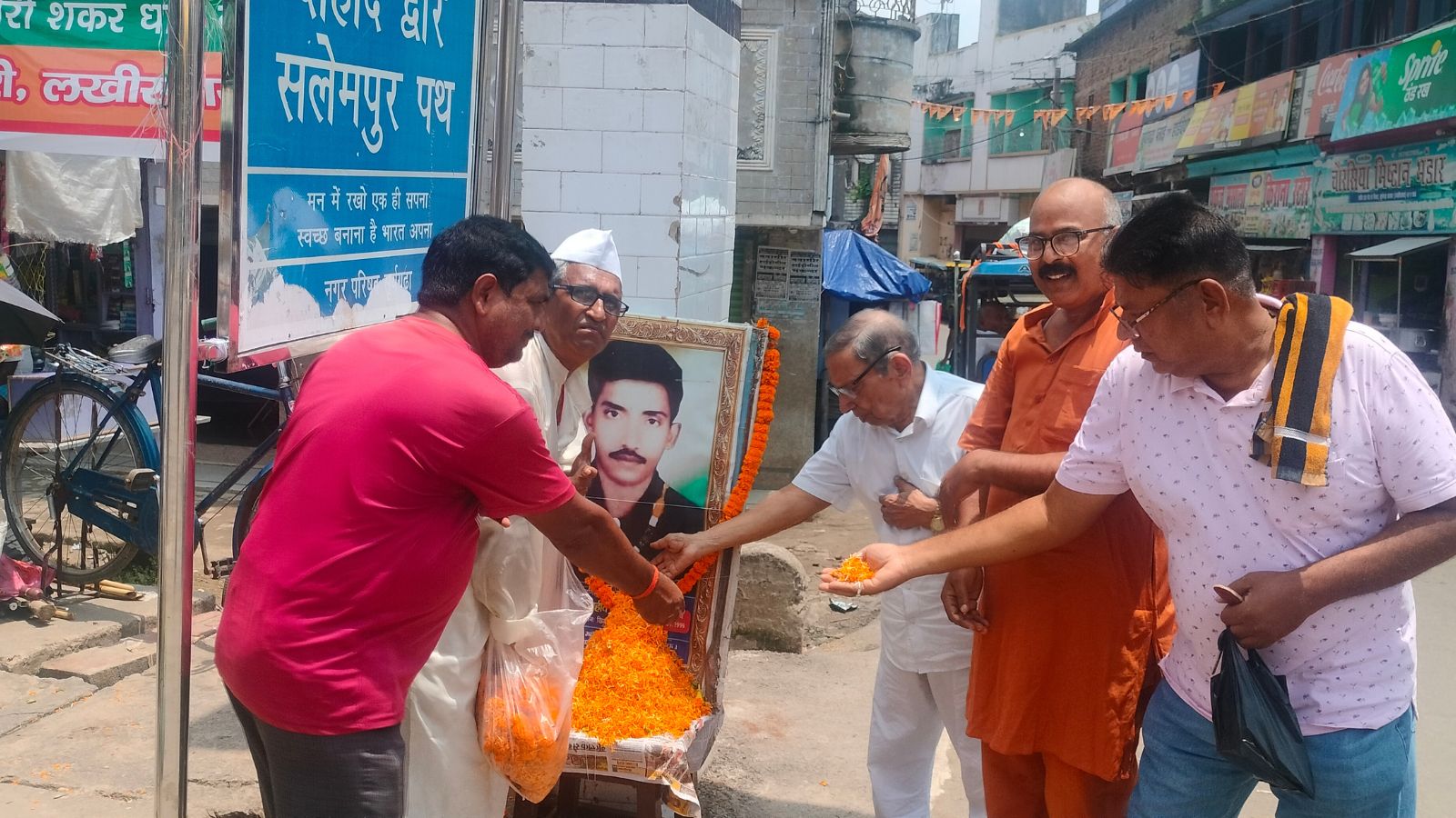 शाहिद की तस्वीर पर पुष्पांजलि करते बुद्धिजीवी.