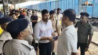 दूसरी सोमवारी से पहले सिमरी बख्तियारपुर स्टेशन पर बेकाबू भीड़, इंजन पर चढ़े डाकबम, प्रशासन ने संभाली स्थिति