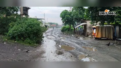 महेशपुर में जलजमाव से जर्जर हो रही सड़क, आवागमन में लोगों को हो रही परेशानी