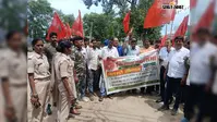 किसान महासभा ने थाना गेट के पास दिया धरना, केंद्र सरकार के खिलाफ की नारेबाजी