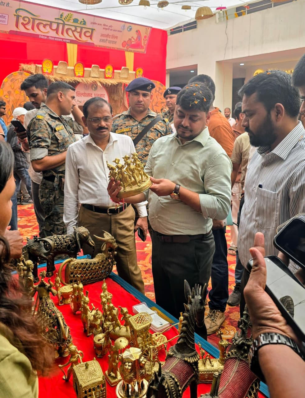 कलाकृतियां देखते उपायुक्त